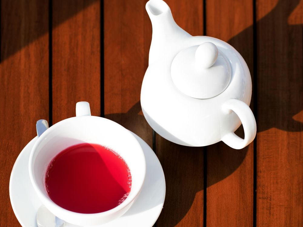Bule e chávena de chá de hibisco vermelho para emagrecer